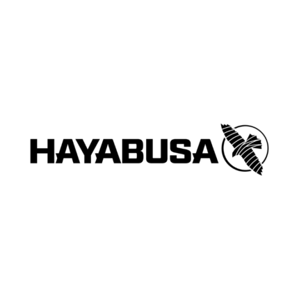 "Hayabusa" logo: Een scherp, zwart lettertype dat 'HAYABUSA' spelt naast een cirkelvormig motief met een veerontwerp, wat duidt op een combinatie van snelheid en behendigheid, mogelijk in verband met vechtsportuitrusting.