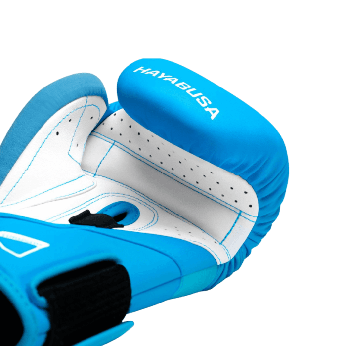 Bovenzijde van Hayabusa T3 Neon Blue bokshandschoenen, gericht op beschermende padding.