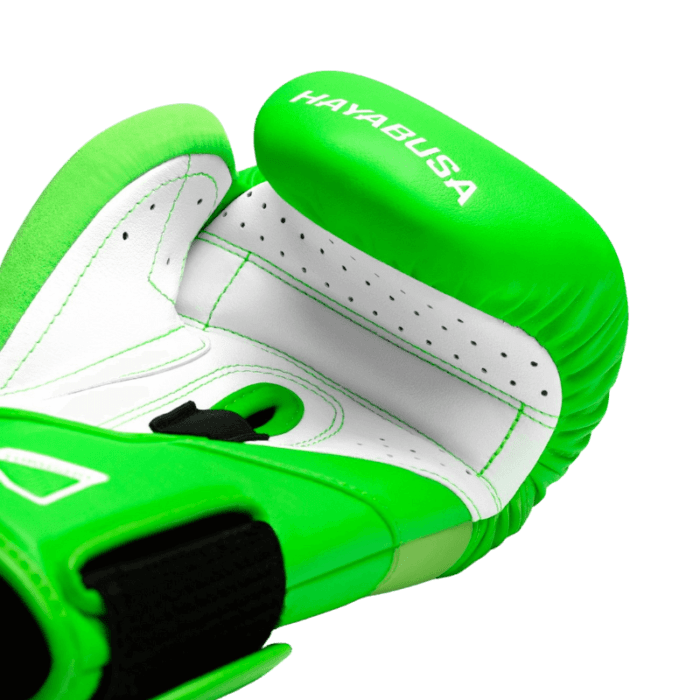 Hayabusa T3 Neon Green Bokshandschoenen met witte stiksels en duurzame constructie.