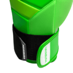 Zijaanzicht van Hayabusa T3 Neon Green Bokshandschoenen met gestikte naden en klittenbandsluiting.