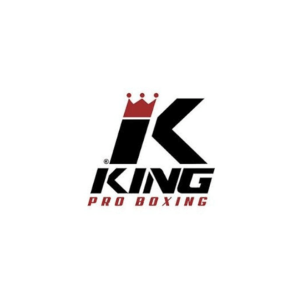 "King Pro Boxing" logo: Een vetgedrukte, gestileerde 'K' met daarboven een rode kroon, gevolgd door de woorden 'KING PRO BOXING' in rood en zwart, wat duidt op een koninklijk en gezaghebbend merk in de bokswereld.