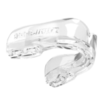 Doorzichtige SafeJawz mondbeschermer geïsoleerd tegen een witte achtergrond, met het merklogo zichtbaar aan de zijkant.
