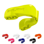 Een collectie SafeJawz mondbeschermers in diverse kleuren, met een prominente neon gele mondbeschermer voorop
