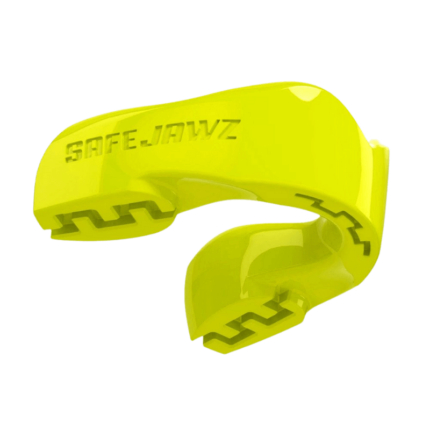 Felle neon gele gebitsbeschermer met 'SAFEJAWZ' logo, ontworpen voor opvallende uitstraling.