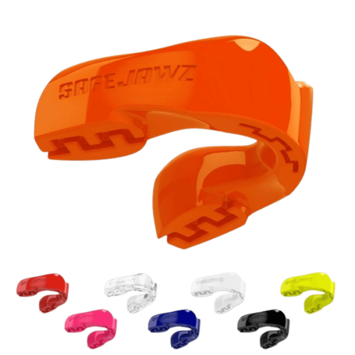 Een assortiment SafeJawz mondbeschermers in verschillende kleuren, met een prominente neonoranje mondbeschermer vooraan.