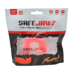 Verpakking van een SafeJawz multisport mondbeschermer in neonroze, zichtbaar door het transparante gedeelte van de zwarte verpakking.