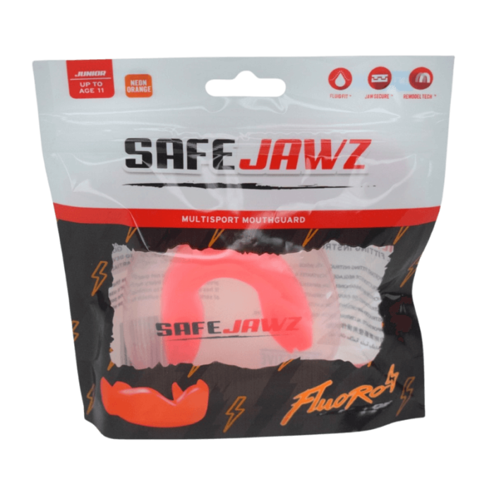 Verpakking van een SafeJawz multisport mondbeschermer in neonroze, zichtbaar door het transparante gedeelte van de zwarte verpakking.