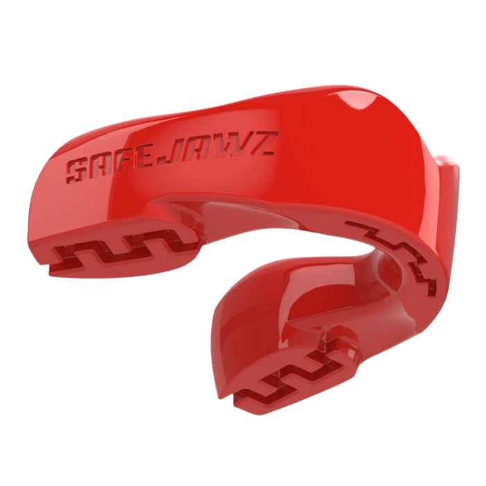 Glanzende rode gebitsbeschermer met 'SAFEJAWZ' merknaam en zigzagpatroon aan de binnenkant.