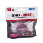 Een SafeJawz mondbeschermer in verpakking van de Intro Series, zichtbaar door het doorzichtige plastic, met een roze mondbeschermer binnenin.