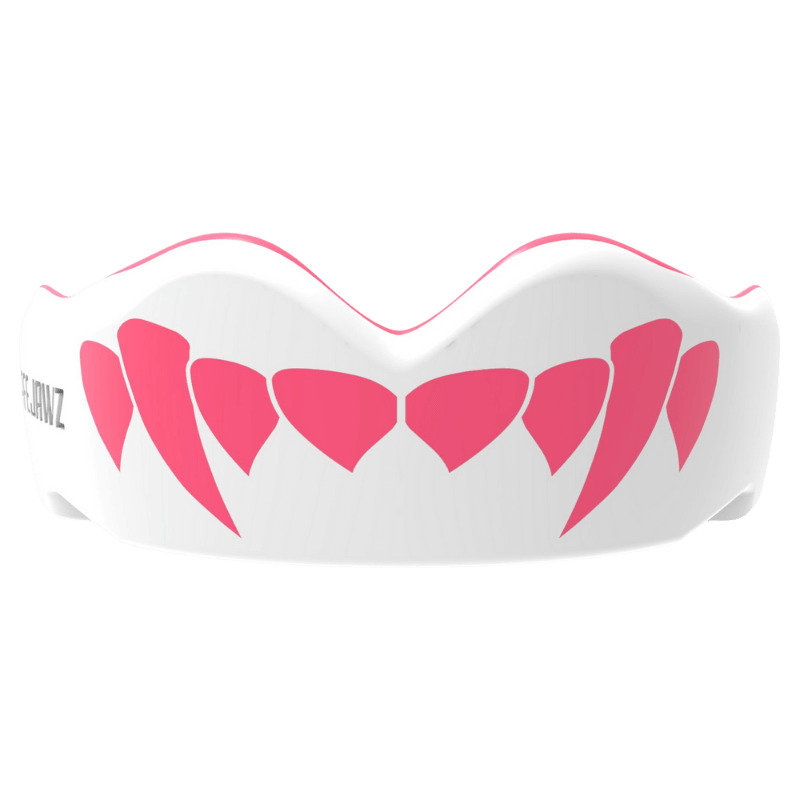 Witte SafeJawz mondbeschermer met roze hartontwerp voor een opvallende en liefdevolle uitstraling tijdens sportactiviteiten.