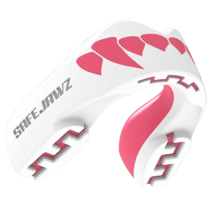 Veelzijdige witte SafeJawz mondbeschermer met roze hartjespatroon op de bovenkant en rode schokabsorberende binnenkant.