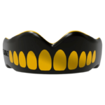 Effen zwarte SafeJawz mondbeschermer met geel tandenontwerp, sterke bescherming voor sportactiviteiten.