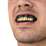 Man draagt een zwarte SafeJawz mondbeschermer met geel tandenontwerp, stoere uitstraling.