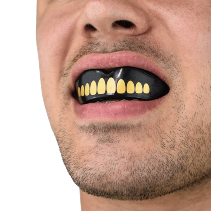 Man draagt een zwarte SafeJawz mondbeschermer met geel tandenontwerp, stoere uitstraling.
