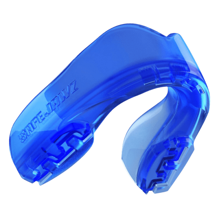 Doorzichtige blauwe SafeJawz mondbeschermer, flexibele pasvorm met merknaam op de bovenkant en structurele verstevigingen.