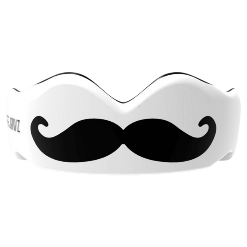 Witte SafeJawz mondbeschermer met zwart snorontwerp, biedt een speelse en unieke look.