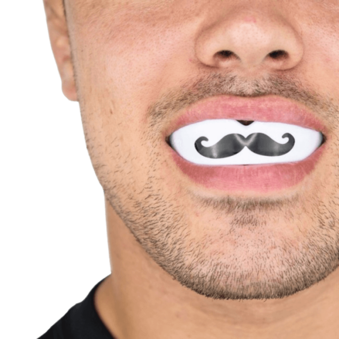 Man draagt een SafeJawz mondbeschermer met een grappig wit snorontwerp op een zwarte achtergrond.
