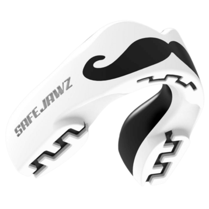 Een witte SafeJawz mondbeschermer met een zwart snorontwerp en contrasterende zwarte binnenlaag, met merknaam aan de zijkant.