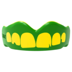 Groene SafeJawz mondbeschermer met gele tandenmotief, stevige constructie voor optimale mondbeveiliging.