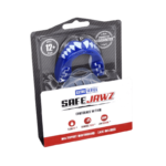 Verpakking van SafeJawz mondbeschermer in blauw met witte tanden design, vermelding van '12+ jaar' en 'perfecte pasvorm garantie', en zichtbaar door een doorzichtige plastic venster.
