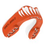 Oranje SafeJawz mondbeschermer met witte tandenontwerp en witte binnenlaag, inclusief merknaam en ribbels voor extra grip.