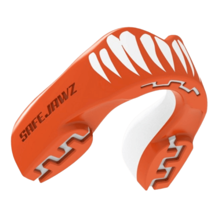 Oranje SafeJawz mondbeschermer met witte tandenontwerp en witte binnenlaag, inclusief merknaam en ribbels voor extra grip.