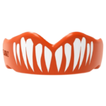Kenmerken van de oranje SafeJawz mondbeschermer, waaronder Fluid Fit™, Jaw Secure™ en Remodel Tech™ technologieën voor bescherming en aanpassing.
