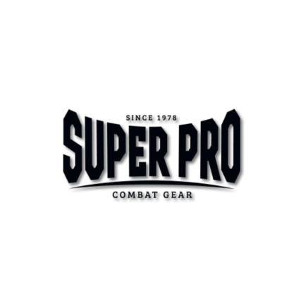 "Super Pro" logo: Moderne zwarte belettering met een 3D-effect en de woorden "Combat Gear" eronder, wat suggereert dat het een merk is dat gespecialiseerd is in uitrusting voor vechtsporten, met een erfgoed dat teruggaat tot 1978.