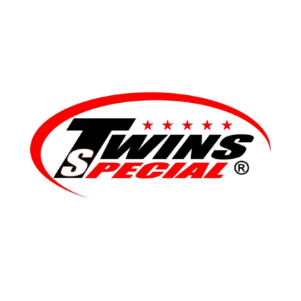 "Twins Special" logo: Een levendige rode ovaal met vetgedrukte witte tekst en vijf sterren, wat wijst op een hoge kwaliteitsscore, mogelijk voor sportuitrusting die bekend staat om duurzaamheid en prestaties.