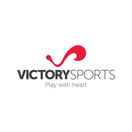 "Victory Sports" logo: Een dynamische rode swoosh vormt een V-vorm, wat overwinning en energie voorstelt, vergezeld van vetgedrukte zwarte tekst en daaronder de leus "Play with heart", wat passie en toewijding in de sport aanduidt.
