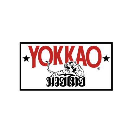 "Yokkao" logo: Een opvallende zwart-wit illustratie van een brullende tijger, omgeven door vetgedrukte rode letters en een ster, symboliseert kracht en behendigheid, vaak geassocieerd met vechtsportuitrusting.