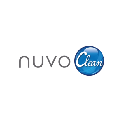 "Nuvo Clean" logo: Een blauwe, glanzende bol met een helder en schoon lettertype, wat frisheid, netheid en mogelijk hygiëneproducten voor atleten of sportuitrusting aanduidt.