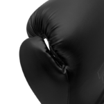 Zwart bokshandschoen in bovenaanzicht met gedetailleerde stiksels.