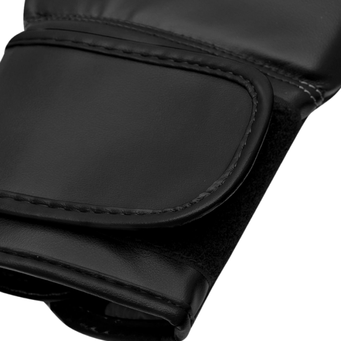 Close-up van de polssluiting van een zwarte bokshandschoen met duidelijke stiknaden.