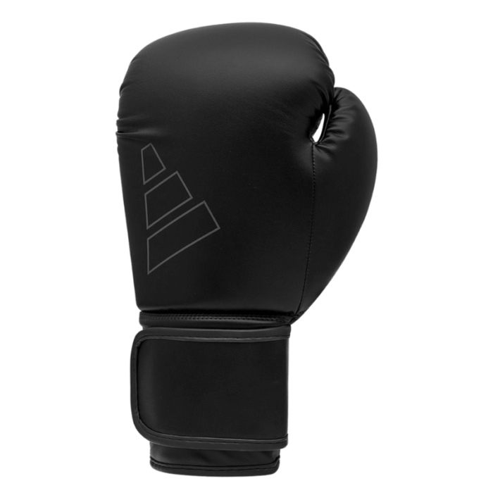 Zwarte bokshandschoen met gestroomlijnd ontwerp en discreet logo op de pols.