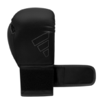 Eenvoudige zwarte bokshandschoen met reflecterend logo aan zijkant.
