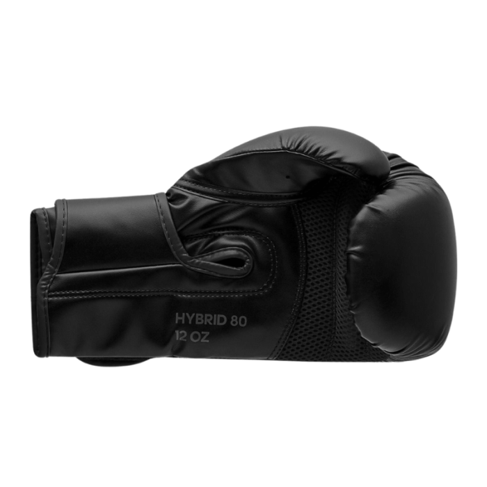 Zwarte bokshandschoen in zijaanzicht met 'Hybrid 80 12 OZ' op de polsband.