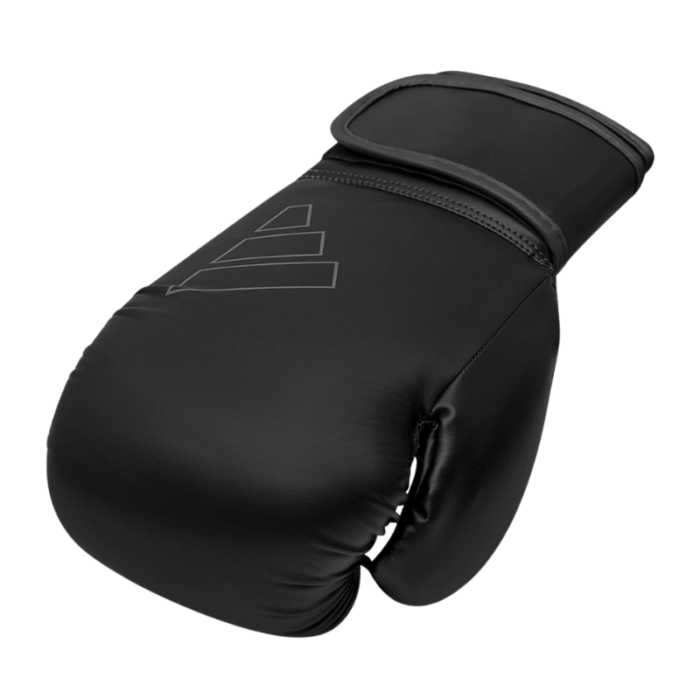 Bokshandschoen met glanzende zwarte afwerking en klittenbandsluiting.