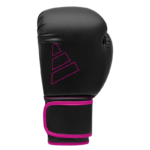 Zwarte bokshandschoen met opvallend roze driehoekig logo op de bovenkant en roze bies aan de pols.