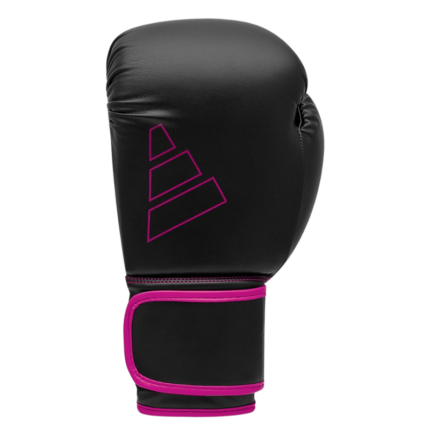 Zwarte bokshandschoen met opvallend roze driehoekig logo op de bovenkant en roze bies aan de pols.