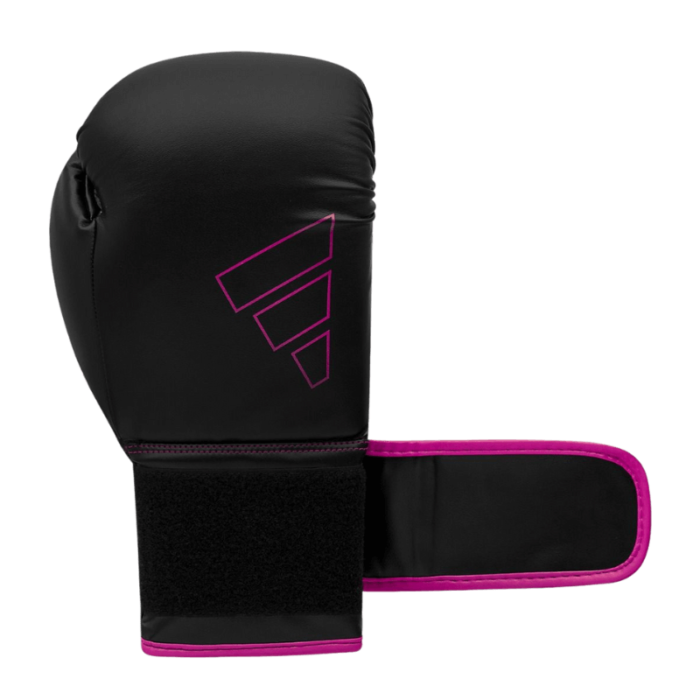 Vooraanzicht van een zwarte bokshandschoen met een eenvoudig roze logo op de pols.