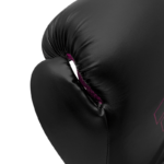 Paar zwarte bokshandschoenen met opvallende roze logo's en polssluiting.