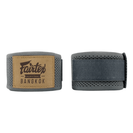 Grijze Fairtex bandage met merklabel van Fairtex uit Bangkok.