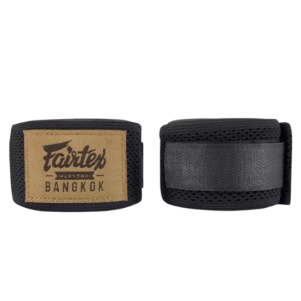 Zwarte Fairtex bandage met  Fairtex merklabel aan de voorkant.