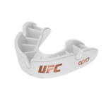 Witte Opro UFC mondbeschermer met oranje accenten en merklogo, ontworpen voor comfort en bescherming tijdens sporten.