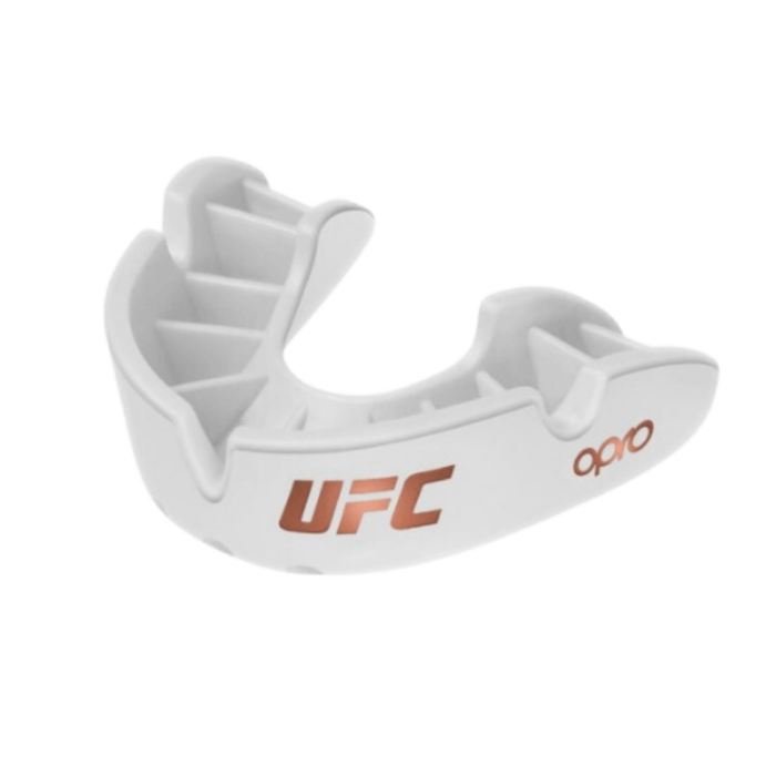 Witte Opro UFC mondbeschermer met oranje accenten en merklogo, ontworpen voor comfort en bescherming tijdens sporten.