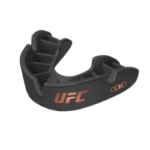 Een zwarte Opro UFC mondbeschermer met oranje accenten, anatomische vinnen voor een persoonlijke pasvorm en ademhalingskanalen.