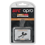 Verpakking van een Opro UFC bronzen mondbeschermer, geschikt voor volwassenen, met een tandheelkundige garantie en compressiehulpmiddel.