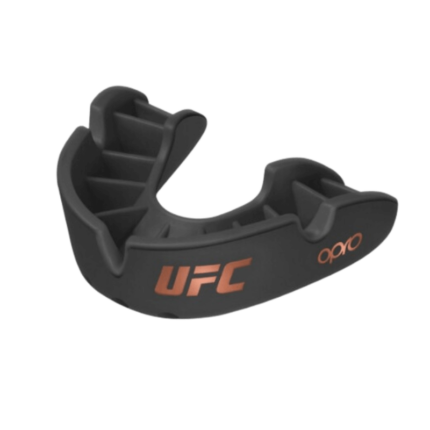 Een zwarte Opro UFC mondbeschermer met oranje accenten, anatomische vinnen voor een persoonlijke pasvorm en ademhalingskanalen.