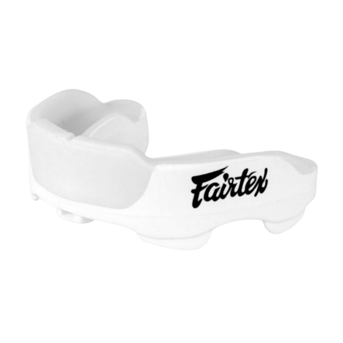 Enkelzijdige weergave van een witte gebitsbeschermer met Fairtex logo.